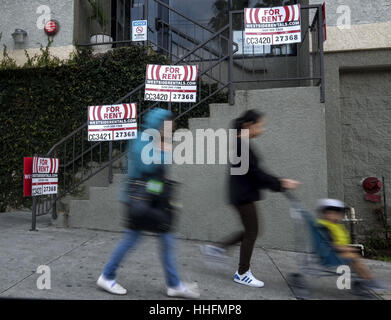 Los Angeles, USA. 18. Januar 2017. Vermietung-Zeichen sind außerhalb einer Immobilie in Los Angeles gesehen. Mieten einen neuen mehrjährigen Höchststand im Dezember als begrenztes Versorgungsmaterial getroffen und hoher Nachfrage schob Kosten höher, das US Department of Labor berichtete heute. Mieten rose 4 Prozent gegenüber Dezember 2015, der stärksten jährlichen Gewinn seit Dezember 2007, dem Monat, der großen Rezession begann, die Abteilung sagte. Mieten sind in einem hohen Tempo, besonders an der Westküste zu schätzen. Bildnachweis: ZUMA Press, Inc./Alamy Live-Nachrichten Stockfoto