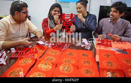 Qinhuangdao, China. 18. Januar 2017. ** REDAKTIONELLEN GEBRAUCH BESTIMMT. CHINA OUT ** Studenten aus Pakistan chinesische Scherenschnitte zu machen und schreiben lernen Kalligraphie in Qinhuangdao, Hebei-Provinz Nord-China, die Schönheit der traditionellen chinesischen Kultur zu erleben. Bildnachweis: SIPA Asien/ZUMA Draht/Alamy Live-Nachrichten Stockfoto