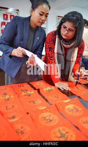 Qinhuangdao, China. 18. Januar 2017. ** REDAKTIONELLEN GEBRAUCH BESTIMMT. CHINA OUT ** Studenten aus Pakistan chinesische Scherenschnitte zu machen und schreiben lernen Kalligraphie in Qinhuangdao, Hebei-Provinz Nord-China, die Schönheit der traditionellen chinesischen Kultur zu erleben. Bildnachweis: SIPA Asien/ZUMA Draht/Alamy Live-Nachrichten Stockfoto