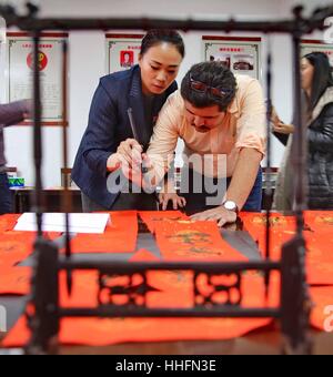 Qinhuangdao, China. 18. Januar 2017. ** REDAKTIONELLEN GEBRAUCH BESTIMMT. CHINA OUT ** Studenten aus Pakistan chinesische Scherenschnitte zu machen und schreiben lernen Kalligraphie in Qinhuangdao, Hebei-Provinz Nord-China, die Schönheit der traditionellen chinesischen Kultur zu erleben. Bildnachweis: SIPA Asien/ZUMA Draht/Alamy Live-Nachrichten Stockfoto