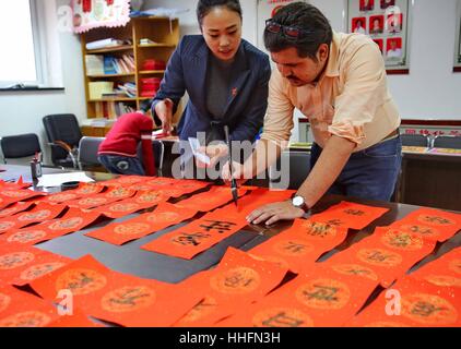 Qinhuangdao, China. 18. Januar 2017. ** REDAKTIONELLEN GEBRAUCH BESTIMMT. CHINA OUT ** Studenten aus Pakistan chinesische Scherenschnitte zu machen und schreiben lernen Kalligraphie in Qinhuangdao, Hebei-Provinz Nord-China, die Schönheit der traditionellen chinesischen Kultur zu erleben. Bildnachweis: SIPA Asien/ZUMA Draht/Alamy Live-Nachrichten Stockfoto