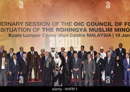 Kuala Lumpur, Malaysia. 19. Januar 2017. Malaysian Prime Minister Najib Razak (C) posiert mit OIC Delegierten posierte für ein Gruppenfoto während der außerordentlichen Sitzung der Organisation für Islamische Zusammenarbeit (OIC) über die Situation der Rohingya in Myanmar im Kuala Lumpur Convention Center in Kuala Lumpur am 19. Januar 2017. Bildnachweis: Chris Jung/ZUMA Draht/Alamy Live-Nachrichten Stockfoto