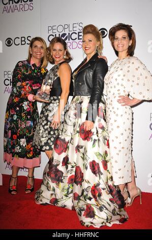 Los Angeles, CA, USA. 18. Januar 2017. Lori Loughlin, Andrea Barber, Jodie Sweetin, Candace Cameron Bure im Presseraum für Peoples Choice Awards 2017 - Press Room, Microsoft Theatre L.A. Live, Los Angeles, CA 18. Januar 2017. Bildnachweis: Elizabeth Goodenough/Everett Collection/Alamy Live-Nachrichten Stockfoto