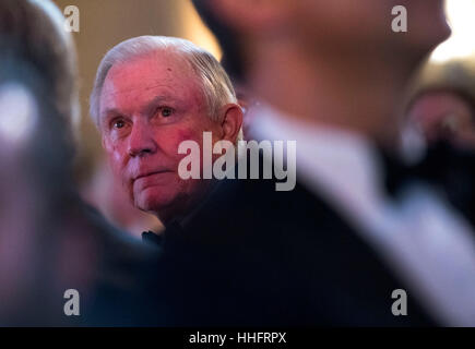 United States Attorney General designierten US-Senator Jeff Sessions (Republikanische of Alabama) nimmt der Vorsitzende Global Dinner mit gewählter Präsident Donald Trump und Vice Präsident elect Gouverneur Mike Pence (R -IN), an der Andrew W. Mellon Auditorium in Washington, DC am 17. Januar 2017. Die Einladung nur Black-Tie-Event ist eine Chance für Trump ausländische Diplomaten selbst und die Mitglieder seines Kabinetts vorzustellen. Bildnachweis: Kevin Dietsch/Pool über CNP - NO-Draht-SERVICE - Foto: Kevin Dietsch/Consolidated/Pool/Dpa Stockfoto