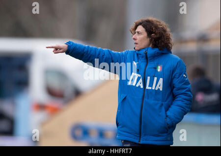 Florenz, Italien. 13. Januar 2017. Rita Guarino (ITA) Fußball: Frauen Internaitonal Freundschaftsspiel zwischen u-17-Italien 2-0-u-17-Norwegen in Coverciano, Florenz. Bildnachweis: Maurizio Borsari/AFLO/Alamy Live-Nachrichten Stockfoto