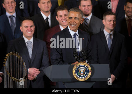 US-President Barack Obama (C) liefert Hinweise bei einer Veranstaltung, um die Chicago Cubs ins Weiße Haus, das Team und ihre 2016 World Series Sieg zu Ehren begrüßen zu dürfen; im East Room des weißen Hauses in Washington, DC, USA, 16. Januar 2017. Bildnachweis: Michael Reynolds / Pool über CNP - NO-Draht-SERVICE - Foto: Michael Reynolds/Consolidated/Pool/Dpa Stockfoto