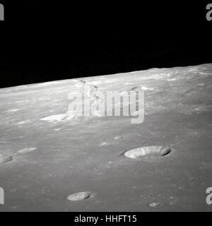 Diese hohe Sicht nach vorne schräg von Rima Ariadaeus auf dem Mond wurde im Mai 1969 durch die Besatzung von Apollo 10 fotografiert. Punkt-Zentrum koordiniert liegen bei 17 Grad, 5 Minuten östlicher Länge und 5 Grad, 0 Minuten nördlicher Breite. Die Besatzung von Apollo 10 das Ziel einer handgeführten 70mm Kamera an der Oberfläche aus dem lunar Orbit für eine Reihe von Bildern von diesem Bereich. Credit: NASA mittels CNP - NO-Draht-SERVICE - Foto: NASA/Consolidated/Dpa Stockfoto