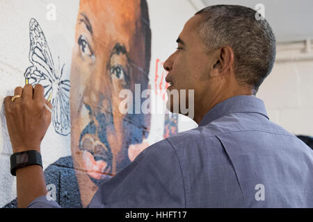 Washington, DC, USA. 16. Januar 2017. US-Präsident Barack Obama hilft malen ein Wandbild mit Martin Luther King Jr., Tierheim Jobs haben Priorität Naylor Road Familie in Washington, DC, USA, 16. Januar 2017. US-Präsident Obama und die First Lady besucht ein Dienst-Ereignis im Jobs haben Priorität Naylor Road Familie Tierheim für Martin Luther King Jr. Day. Bildnachweis: Michael Reynolds/Pool über CNP - NO-Draht-SERVICE - Foto: Michael Reynolds/Consolidated/Dpa/Alamy Live News Stockfoto