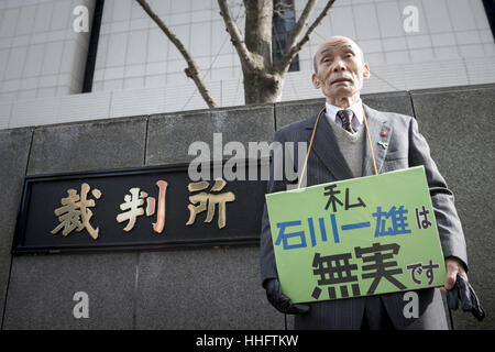 Tokyo, Tokyo, Japan. 19. Januar 2017. Kazuo Ishikawa plädieren seine Unschuld in einem 1963 Mordfall vor Tokyo High Court Gebäude warten auf die Wiederaufnahme des Verfahrens. Bekannt als der "Sayama Zwischenfall, '' in Tokio 24. Mai 2016. Im Jahr 1963 wurde des Mordes an einer High School Mädchen in Sayama City, Präfektur Saitama Kazuo Ishikawa verurteilt. Ein Mitglied die Buraku, historische unantastbar Kaste Japans. Jetzt 78, ist er immer noch kämpfen, um seinen Namen und um sicherzustellen, dass andere Zugriff auf ein faires Verfahren haben. Bildnachweis: Alessandro Di Ciommo/ZUMA Draht/Alamy Live-Nachrichten Stockfoto