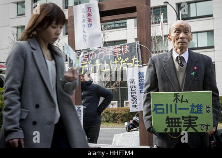 Tokyo, Tokyo, Japan. 19. Januar 2017. Kazuo Ishikawa plädieren seine Unschuld in einem 1963 Mordfall vor Tokyo High Court Gebäude warten auf die Wiederaufnahme des Verfahrens. Bekannt als der "Sayama Zwischenfall, '' in Tokio 24. Mai 2016. Im Jahr 1963 wurde des Mordes an einer High School Mädchen in Sayama City, Präfektur Saitama Kazuo Ishikawa verurteilt. Ein Mitglied die Buraku, historische unantastbar Kaste Japans. Jetzt 78, ist er immer noch kämpfen, um seinen Namen und um sicherzustellen, dass andere Zugriff auf ein faires Verfahren haben. Bildnachweis: Alessandro Di Ciommo/ZUMA Draht/Alamy Live-Nachrichten Stockfoto