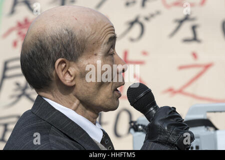 Tokyo, Tokyo, Japan. 19. Januar 2017. Kazuo Ishikawa plädieren seine Unschuld in einem 1963 Mordfall vor Tokyo High Court Gebäude warten auf die Wiederaufnahme des Verfahrens. Bekannt als der "Sayama Zwischenfall, '' in Tokio 24. Mai 2016. Im Jahr 1963 wurde des Mordes an einer High School Mädchen in Sayama City, Präfektur Saitama Kazuo Ishikawa verurteilt. Ein Mitglied die Buraku, historische unantastbar Kaste Japans. Jetzt 78, ist er immer noch kämpfen, um seinen Namen und um sicherzustellen, dass andere Zugriff auf ein faires Verfahren haben. Bildnachweis: Alessandro Di Ciommo/ZUMA Draht/Alamy Live-Nachrichten Stockfoto