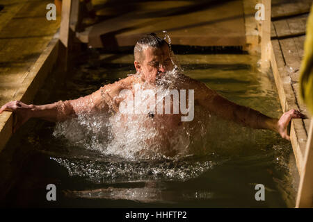 Moskau, Russland. 18. Januar 2017. Ein Mann nimmt ein Bad im eiskalten Wasser während der orthodoxen Dreikönigstag feiern in Moskau, Russland, am 18. Januar 2017. Bildnachweis: Evgeny Sinitsyn/Xinhua/Alamy Live-Nachrichten Stockfoto