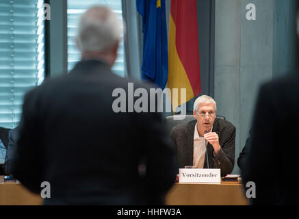 Berlin, Deutschland. 19. Januar 2017. Herbert Behrens (die linke), Vorsitzende des Ausschusses für Untersuchung eröffnet die Sitzung mit Martin Winterkorn, ehemaliger CEO von Volkswagen, ein Zeuge auf der Tagung der Auspuff-Untersuchungskommission, stehend nach links in Berlin, Deutschland, 19. Januar 2017. Der Ausschuss ist das Ausmaß erklären die deutsche Regierung wissen manipuliert Auspuff und Ausgabendaten bei Volkswagen (VW) oder anderen deutschen Herstellern musste. Foto: Bernd von Jutrczenka/Dpa/Alamy Live News Stockfoto