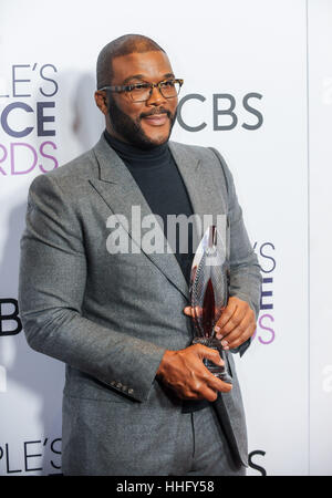 Los Angeles, USA. 18. Januar 2017. Tyler Perry posiert mit dem Award für Lieblings humanitäre den Peoples Choice Awards am Microsoft Theater in Los Angeles, USA, 18. Januar 2017. Bildnachweis: Zhang Chaoqun/Xinhua/Alamy Live-Nachrichten Stockfoto