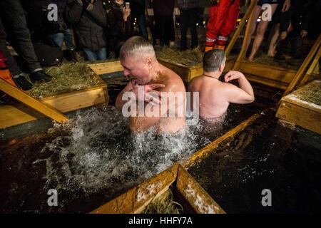 Moskau, Russland. 18. Januar 2017. Menschen Baden im eiskalten Wasser, Heilige drei Könige in Moskau, Russland, am 18. Januar 2017 zu markieren. Anhänger der orthodoxen Kirche markiert die Epiphanie am Donnerstag in Erinnerung an die Taufe Jesu Christi am Jordan. Bildnachweis: Oleg Brusnikin/Xinhua/Alamy Live-Nachrichten Stockfoto