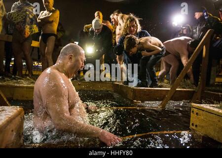 Moskau, Russland. 18. Januar 2017. Menschen Baden im eiskalten Wasser, Heilige drei Könige in Moskau, Russland, am 18. Januar 2017 zu markieren. Anhänger der orthodoxen Kirche markiert die Epiphanie am Donnerstag in Erinnerung an die Taufe Jesu Christi am Jordan. Bildnachweis: Oleg Brusnikin/Xinhua/Alamy Live-Nachrichten Stockfoto