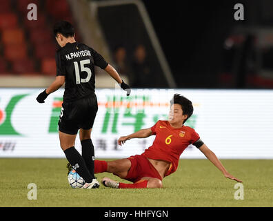 Foshan, China Guangdong Provinz. 19. Januar 2017. Li Dongna (R) in China befasst sich mit Nipawan Panyosuk von Thailand während ihres Spiels bei Chunhui Logistik Cup CFA International Women es Fußball Turnier Foshan 2017 in Foshan, Guangdong Provinz Süd-China, 19. Januar 2017. Bildnachweis: Jia Yuchen/Xinhua/Alamy Live-Nachrichten Stockfoto