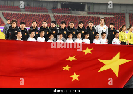 Foshan, China Guangdong Provinz. 19. Januar 2017. Spieler von China singen Nationalhymne vor dem Spiel gegen Thailand am Chunhui Logistik Cup CFA International Women es Fußball Turnier Foshan 2017 in Foshan, Guangdong Provinz Süd-China, 19. Januar 2017. Bildnachweis: Jia Yuchen/Xinhua/Alamy Live-Nachrichten Stockfoto