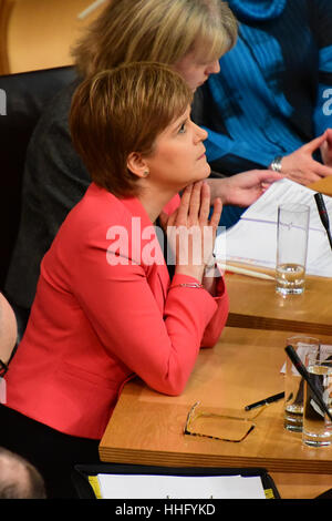 Edinburgh, Schottland. 19. Januar 2017. Nicola Sturgeon während des ersten Ministers Fragen in das schottische Parlament, © Ken Jack / Alamy Live News Stockfoto