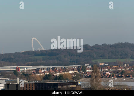 London, UK. 19. Januar 2017. Der Bogen des Wembley-Stadion gilt als eine dicke Schicht von "giftigen" Smog hängen über Zentral-London gesehen, geblasen von kontinentalem Europa, wie aus Northala Fields in West London. Nach der Ankündigung durch den Bürgermeister von London eine rote Warnung von der Ankunft der giftigen Luft haben Londoner aufgefordert, zum Schutz ihrer Gesundheit. Bildnachweis: Stephen Chung/Alamy Live-Nachrichten Stockfoto