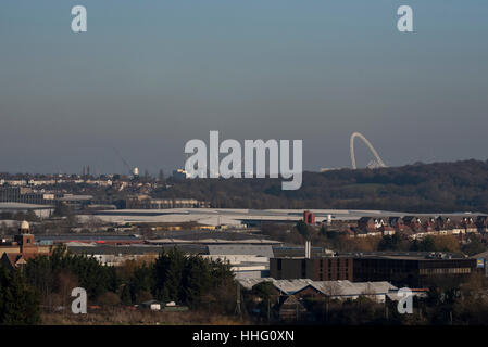 London, UK. 19. Januar 2017. Der Bogen des Wembley-Stadion gilt als eine dicke Schicht von "giftigen" Smog hängen über Zentral-London gesehen, geblasen von kontinentalem Europa, wie aus Northala Fields in West London. Nach der Ankündigung durch den Bürgermeister von London eine rote Warnung von der Ankunft der giftigen Luft haben Londoner aufgefordert, zum Schutz ihrer Gesundheit. Bildnachweis: Stephen Chung/Alamy Live-Nachrichten Stockfoto