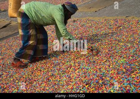 Dhaka, Bangladesch. 18. Januar 2017. Ein Arbeiter aus Bangladesch recycelt Plastikchips trocknen am Ufer des Flusses Buriganga in Dhaka, Bangladesch. Am 18. Januar 2017. Diese Chips werden für die Herstellung von verschiedenen Kunststoffwaren verwendet werden. Bildnachweis: Mamunur Rashid/Alamy Live-Nachrichten Stockfoto