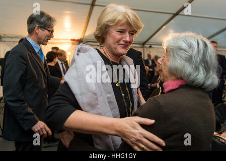 Minister der Kultur Monika Gruetters Zustand (CDU, c) begrüßt den deutschen Holocaust-Überlebenden Margot Friedlaender während des Starts eines Ereignisses gedenken anlässlich des 75-jährigen Jubiläums der Wannsee-Konferenz. Foto: Monika Skolimowska/dpa Stockfoto