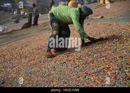 Dhaka, Bangladesch. 18. Januar 2017. Bangladeshi Arbeiter recycelt Plastikchips Trocknung unter der Sonne am Ufer des Flusses Buriganga in Dhaka, Bangladesch. Am 18. Januar 2017. Diese Chips werden für die Herstellung von verschiedenen Kunststoffwaren verwendet werden. Bildnachweis: Mamunur Rashid/Alamy Live-Nachrichten Stockfoto