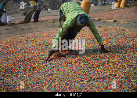 Dhaka, Bangladesch. 18. Januar 2017. Bangladeshi Arbeiter recycelt Plastikchips Trocknung unter der Sonne am Ufer des Flusses Buriganga in Dhaka, Bangladesch. Am 18. Januar 2017. Diese Chips werden für die Herstellung von verschiedenen Kunststoffwaren verwendet werden. Bildnachweis: Mamunur Rashid/Alamy Live-Nachrichten Stockfoto