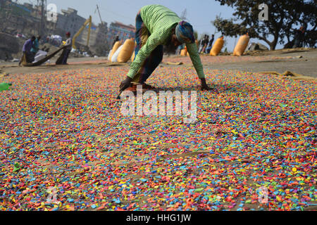 Dhaka, Bangladesch. 18. Januar 2017. Bangladeshi Arbeiter recycelt Plastikchips Trocknung unter der Sonne am Ufer des Flusses Buriganga in Dhaka, Bangladesch. Am 18. Januar 2017. Diese Chips werden für die Herstellung von verschiedenen Kunststoffwaren verwendet werden. Bildnachweis: Mamunur Rashid/Alamy Live-Nachrichten Stockfoto