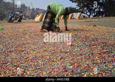 Dhaka, Bangladesch. 18. Januar 2017. Bangladeshi Arbeiter recycelt Plastikchips Trocknung unter der Sonne am Ufer des Flusses Buriganga in Dhaka, Bangladesch. Am 18. Januar 2017. Diese Chips werden für die Herstellung von verschiedenen Kunststoffwaren verwendet werden. Bildnachweis: Mamunur Rashid/Alamy Live-Nachrichten Stockfoto