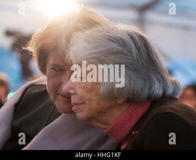 Staatliche Minister der Kultur Monika Gruetters (CDU) spricht Deutsch Holocaust-Überlebenden Margot Friedlaender während der Gedenkfeier Veranstaltung anlässlich des 75-jährigen Jubiläums der Wannsee-Konferenz. Foto: Monika Skolimowska/dpa Stockfoto