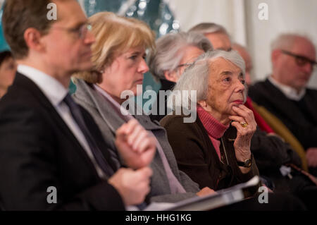 Deutschen Holocaust-Überlebenden Margot Friedlaender (R-l), staatliche Minister der Kultur Monika Gruetters (CDU) und die EZB Bürgermeister von Berlin Matthias Müller (SPD) beteiligen sich die Gedenkfeier Veranstaltung anlässlich des 75-jährigen Jubiläums der Wannsee-Konferenz. Foto: Monika Skolimowska/dpa Stockfoto