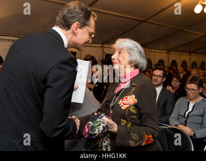 Die EZB Bürgermeister von Berlin Michael Müller (SPD) begrüßt den deutschen Holocaust-Überlebenden Margot Friedlaender während des Starts eines Ereignisses gedenken anlässlich des 75-jährigen Jubiläums der Wannsee-Konferenz. Foto: Monika Skolimowska/dpa Stockfoto