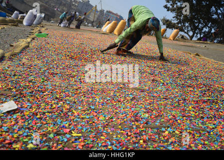 Dhaka, Bangladesch. 18. Januar 2017. Bangladeshi Arbeiter recycelt Plastikchips Trocknung unter der Sonne am Ufer des Flusses Buriganga in Dhaka, Bangladesch. Am 18. Januar 2017. Diese Chips werden für die Herstellung von verschiedenen Kunststoffwaren verwendet werden. Bildnachweis: Mamunur Rashid/Alamy Live-Nachrichten Stockfoto