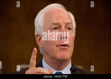 Washington, USA. 19 Jan, 2017. Sen. John cornyn (r-Tx) spricht vor dem ehemaligen Texas Gouverneur Rick Perry, Präsident - Wahl des Donald Trump als Sekretär von Energie wählen, bezeugt vor seiner Anhörung vor dem Senat Ausschusses für Energie und natürliche Ressourcen auf dem Capitol Hill, 19. Januar 2017 in Washington, DC. Perry erwartet wird, Fragen über seine Verbindungen in die Öl- und Gasindustrie stellen. Credit: pixelpro/alamy leben Nachrichten Stockfoto