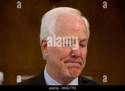 Washington, USA. 19 Jan, 2017. Sen. John cornyn (r-Tx) spricht vor dem ehemaligen Texas Gouverneur Rick Perry, Präsident - Wahl des Donald Trump als Sekretär von Energie wählen, bezeugt vor seiner Anhörung vor dem Senat Ausschusses für Energie und natürliche Ressourcen auf dem Capitol Hill, 19. Januar 2017 in Washington, DC. Perry erwartet wird, Fragen über seine Verbindungen in die Öl- und Gasindustrie stellen. Credit: pixelpro/alamy leben Nachrichten Stockfoto