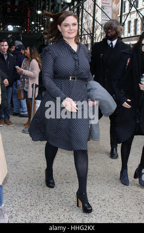 New York, NY, USA. 19. Januar 2017. Emily Deschanel auf dem Weg zu einem Auftritt beim AOL Build in New York City am 19. Januar 2017. Bildnachweis: MediaPunch Inc/Alamy Live-Nachrichten Stockfoto