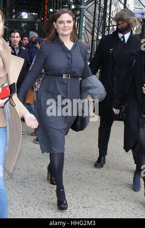 New York, NY, USA. 19. Januar 2017. Emily Deschanel auf dem Weg zu einem Auftritt beim AOL Build in New York City am 19. Januar 2017. Bildnachweis: MediaPunch Inc/Alamy Live-Nachrichten Stockfoto