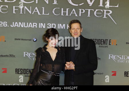 Berlin, Deutschland. 19. Januar 2017. Milla Jovovich und Paul W. S. Anderson Teilnahme an der "Resident Evil: The Final Chapter" Premiere bei CineStar, Sony Center, Potsdamer Platz, Berlin, Deutschland, 19.01.2017 statt. Bildnachweis: MediaPunch Inc/Alamy Live-Nachrichten Stockfoto