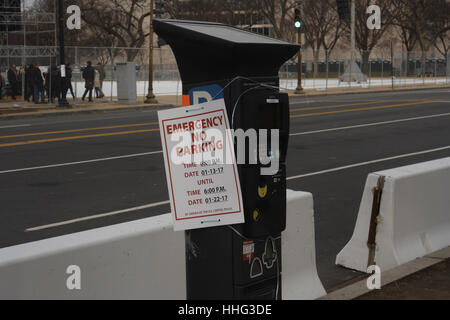 Washington, USA. 19. Januar 2017. Einer der vielen Zeichen, die ein Notfall '' Nein '' Parkplatz im Herzen von Washington, DC für die 58. Presidential Inauguration ankündigen. Bildnachweis: Evan Golub/ZUMA Draht/Alamy Live-Nachrichten Stockfoto