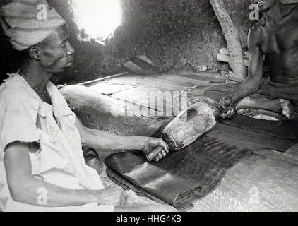 Tuch mit gemusterten Schlägel zu stärken - Norden Nigerias zu schlagen Stockfoto