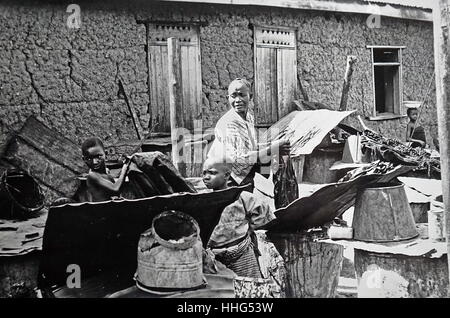 Hinzufügen von Farbe, das Material durch seinen Tod das Tuch mit Pflanzenextrakten, Ibadan nigerianische Frauen erscheinen. Stockfoto