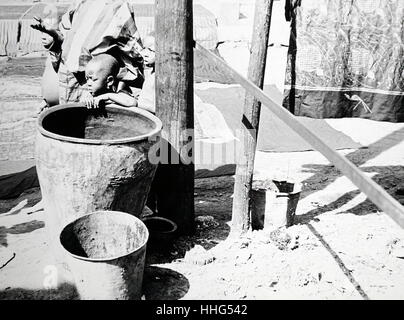 Hinzufügen von Farbe, das Material durch seinen Tod das Tuch mit Pflanzenextrakten, Ibadan nigerianische Frauen erscheinen. Stockfoto