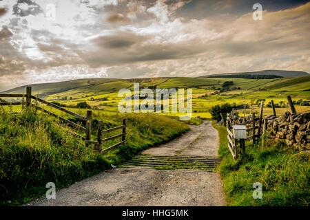 Verträumte Himmel über Betriebe In Lancashire, in Ferne Pendle Hill, Wald von Bowland, England UK Stockfoto