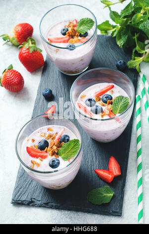 Smoothies mit Obst, Heidelbeere, Erdbeere und hausgemachtem Müsli. Erfrischendes Sommergetränk, gut für Frühstück, Mittagessen oder snack Stockfoto