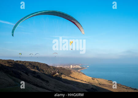 Gleitschirme am Beachy Head South Downs East Sussex Stockfoto