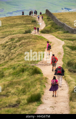 Wanderer, die den Gipfel des Whernside verlassen. North Yorkshire Stockfoto