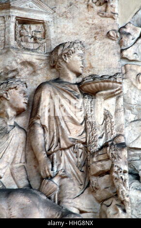 Von der Ara Pacis Augustae (Altar des Augusteischen Friedens Detail; allgemein verkürzt) Ara Pacis in Rom zu Pax, der römischen Göttin des Friedens gewidmet. Das Denkmal wurde von den römischen Senat am 4. Juli in Betrieb genommen, 13 v. Chr. die Rückkehr des Augustus in Rom zu Ehren, nach drei Jahren in Hispania und Gallien, Stockfoto