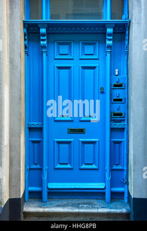 Blaue Tür im typischen Stil von Manx im späten viktorianischen Stil Stockfoto